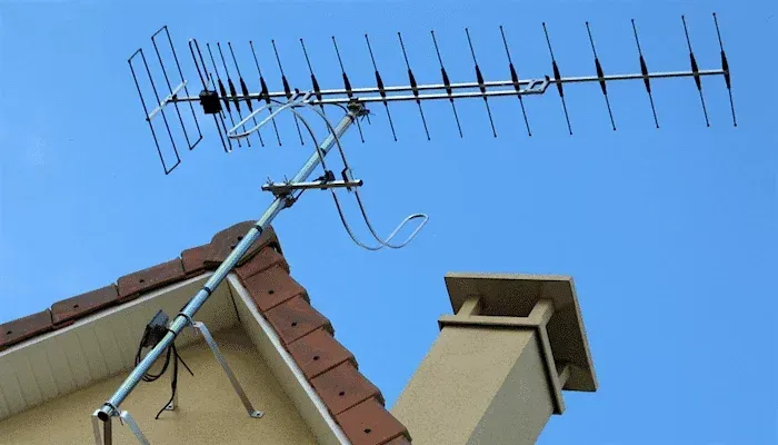 antenne-rateau-sur-un-toit